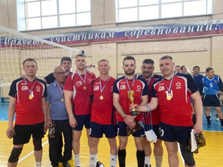 Работники Гайского ГОКа приняли участие в турнире по волейболу, посвященному памяти ветеранов спорта.